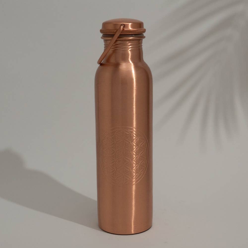 Garrafa de água em cobre puro com pega, modelo Flor da Vida, da Ayurveda Specialist bv (aproximadamente 950 ml).