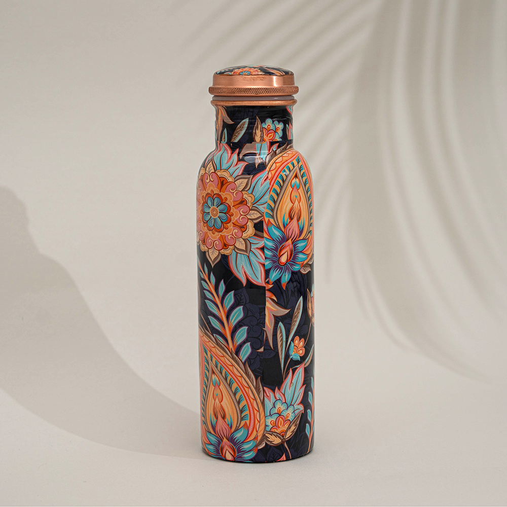 Garrafa de água em cobre puro com estampado floral, da Ayurveda specialist bv, aproximadamente 750 ml/290 g.